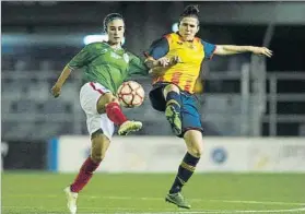  ?? FOTO: PERE PUNTÍ ?? Nahikar García disputa un balón en un partido contra Catalunya