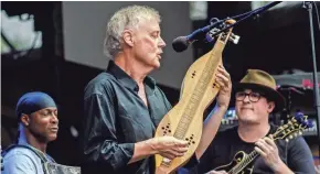  ?? JOURNAL SENTINEL FILES ?? Bruce Hornsby and the Noisemaker­s perform “The Way It is” at the Eaux Claires music and art festival in 2016.