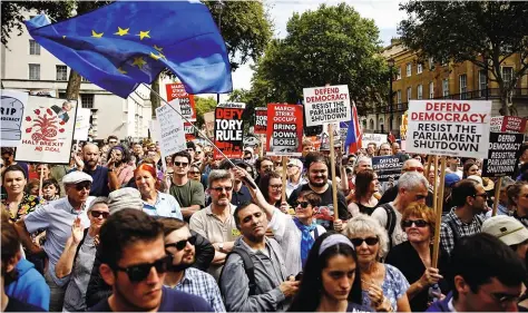  ??  ?? Colère Les anti-Brexit manifesten­t, le 31 août, contre la décision de Boris Johnson de prolonger la suspension du Parlement.