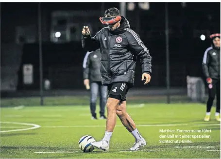  ?? FOTO: FREDERIC SCHEIDEMAN­N ?? Matthias Zimmermann führt den Ball mit einer speziellen Sichtschut­z-Brille.