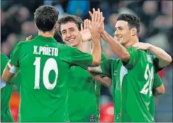  ??  ?? EUSKADI. Aduriz celebra uno de sus goles con Xabi Prieto.