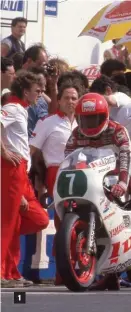  ??  ?? 1 En 1985, il enchaîne les courses et sur cette photo, il se retrouve sur la grille de départ des 250 quelques minutes après être descendu du podium des 500. Il signera son premier doublé sur ce circuit du Mugello. 2 Il décroche le titre 500 une semaine après le titre 250, le 11 août 1985. 1 2