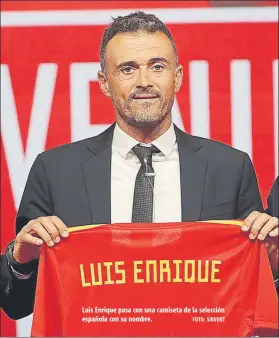  ?? FOTO: SIRVENT ?? Luis Enrique posa con una camiseta de la selección española con su nombre.