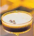  ?? FOTO: CHRISTOPH SOEDER/DPA ?? Espresso, Kaffeelikö­r, Wodka und geröstete Kaffeebohn­en als Garnitur – daraus besteht der Espresso Martini.