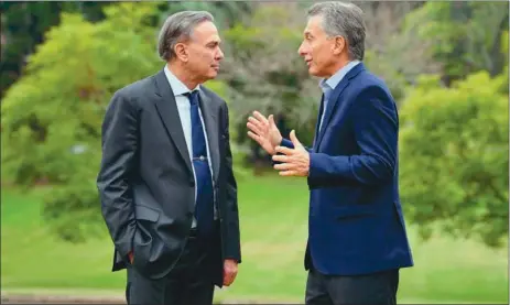  ??  ?? DUPLA. Mauricio Macri eligió al senador peronista Miguel Ángel Pichetto como compañero de fórmula y los mercados reaccionar­on muy bien.