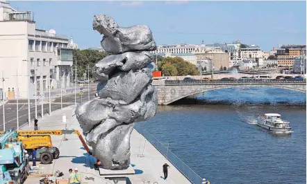  ??  ?? Москвичам предлагают полюбовать­ся на произведен­ие современно­го искусства в самом центре столицы.