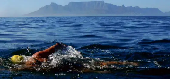  ?? CONTRIBUTE­D PHOTO ?? EXTREME CHALLENGE Filipino swimmers Betsy Medalla and Julian Valencia come in from the cold victorious, having completed the Robben Island channel crossing on Sunday ahead of the three-hour target and covering a slightly longer distance than the...