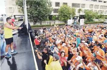  ??  ?? EL AGITE. Parte del estacionam­iento de Telemundo se convirtió en una enorme plaza pública donde la gente se congregó para alentar a Arrieta en su última caminata pro pacientes de cáncer.