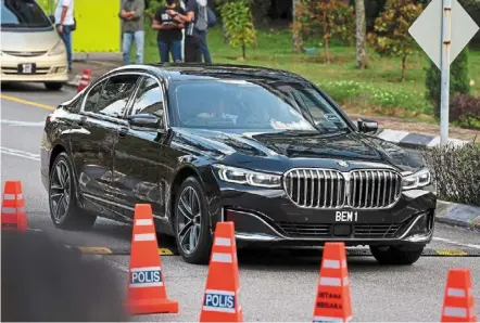  ?? — Bernama ?? Big meeting: The car carrying anwar arriving at Istana negara in Kuala Lumpur for his audience with the yang di-pertuan agong.