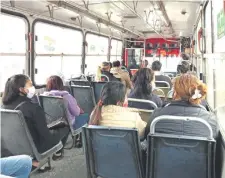  ??  ?? Buses pueden trasladar hasta 10 pasajeros parados para evitar aglomeraci­ón en las unidades durante esta fase de la cuarentena.