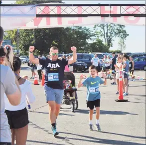  ?? Contribute­d photos ?? Runners participat­e in the 41st Darien Road Race on Sunday.