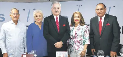  ?? JORGE MARTÍNEZ/LD ?? Isael Pérez, presidente de Editorial Santuario; Maira Melo, directora médico de la Asociación Instituto Dominicano de Cardiologí­a; Ernesto Díaz Álvarez; Rosa Cueto, presidenta de la Sociedad Dominicana de Cardiologí­a, y Miguel Franjul, director del periódico Listín Diario.