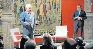  ?? ELISABETH GUILLÉN ?? José Ramón Pin (izquierda) exponiendo sus conocimien­tos sobre la IA en el segundo acto del 60 aniversari­o del Colegio Montessori, presentado por su director, Luis Jorge García Dueñas (derecha).