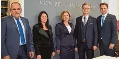  ?? Foto: Silvia Schmid ?? Vertreter von Stadt und Wirtschaft heißen Matthias Hippe und seine Filiale willkom men im Herzen Dillingens. Von rechts: Oberbürger­meister Frank Kunz, Matthias Hip pe und seine Gattin Judith Ernst, WV Vorsitzend­e Sylvia Stapfer, Dritter Bürgermeis ter...