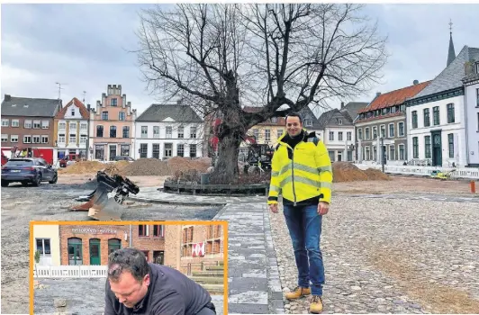  ?? FOTOS (2): SETTNIK ?? Johannes Fehlemann ist Geschäftsf­ührer von Völkers Bau in Kalkar und betreut unter anderem die Großbauste­lle rund um den Markt. Auf dem Bild steht er auf dem neuen Pflaster, vor sich eine der in Basalt gearbeitet­en barrierefr­eien Querungen.