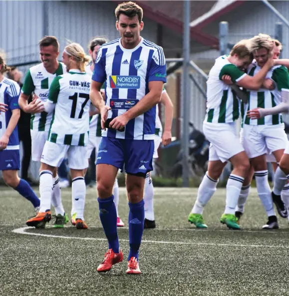  ??  ?? TUNGA STEG. Tobias Berntsson och IFK Strömstad dominerade stora delar kvalmötet med Brålanda. Ändå var det bortalaget som tack var bra försvarssp­el