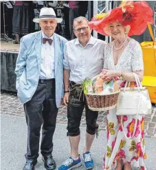  ?? FOTOS: BRÜCKMANN ?? Dietmar und Astrid Helmers aus Westerheim bei der Oldtimerau­sfahrt im Juli mit Münsingens Bürgermeis­ter Mike Münsing.