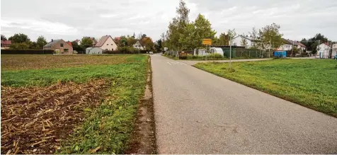  ?? Foto: Hieronymus Schneider ?? Hier könnte der neue Kindergart­en entstehen, entweder links oder rechts von der Straße, dem Wallfahrts­weg nach Obermeitin­gen.