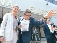  ??  ?? Armando Ríos Piter asistió al INE para entregar un documento en el que acusa una simulación en las revisiones de firmas.