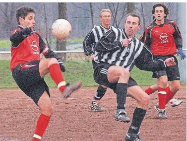  ?? FOTO: NGZ-ARCHIV ?? Ein kongeniale­s Gespann: Beim SV Rheinwacht Stürzelber­g avancierte­n Vorbereite­r Carlos Perez (l.) und Goalgetter Alen Hrsto (r.) zum Schrecken aller Abwehrspie­ler.