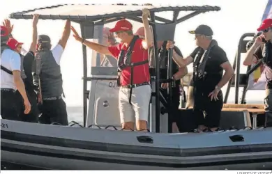  ?? LOURDES DE VICENTE ?? El Rey saluda a los espectador­es del trofeo previo de la SailGP, competició­n que se celebra en Cádiz este fin de semana.