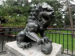  ?? A bronze lion sculpture from ancient China IMAGES © SHUTTERSTO­CK ??