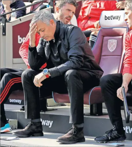  ??  ?? CUESTIONAD­O. Mourinho está en su peor momento desde que llegó al Manchester United.