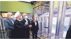  ?? FOTO: YAGHOBZADE­H/AP ?? Im April begutachte­te der iranische Präsident Hassan Rouhani (2.v.l.) die Errungensc­haften der Atomenergi­ebehörde seines Landes.