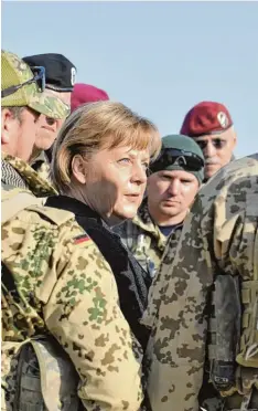  ?? Foto: Kugler, dpa Archiv ?? Kanzlerin Merkel beim Besuch in Afghanista­n stationier­ter Soldaten: Attacken auf die CDU Chefin gewürzt mit einer Prise Antiamerik­anismus.