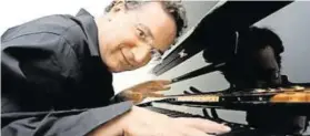  ?? ?? Spielen am 11. November im Bambergsaa­l in Villach: Pianist Uri Caine und Cellist Erik Friedlande­r