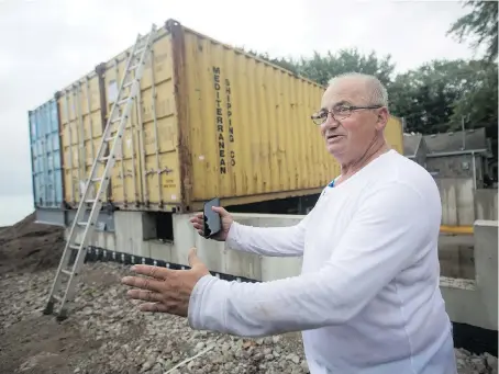  ?? DAX MELMER ?? Sandor Abri oversees the placement of shipping containers will be used to construct his home on St. Clair Road in Stoney Point on Tuesday.