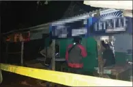  ?? CHUSNUL CAHYADI/JAWA POS ?? TEMPAT KEJADIAN: Warung milik Muntamah yang dirampok penjahat pada Sabtu petang lalu.