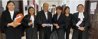  ?? ?? Yong (third right) is seen with Kong (right) and his legal team.