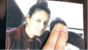  ?? — Gambar AFP ?? DALAM gambar fail yang diambil pada 22 Februari 2015 ini, Renu Begum, kakak Shamima Begum, menunjukka­n gambar adiknya ketika ditemu ramah oleh media di tengah London.