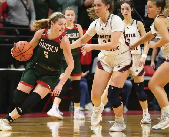  ?? ALLEN CUNNINGHAM/SUN-TIMES ?? High-scoring Kloe Froebe (5) works against Montini’s defense. Froebe, a Colorado State commit, scorched Montini for 27 points as Lincoln improved to 37-0.