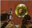  ?? Foto: Zero One Film ?? Schlangen, wohin man schaut: Besucher fotografie­ren Caravaggio­s Medusa in den Uffizien.