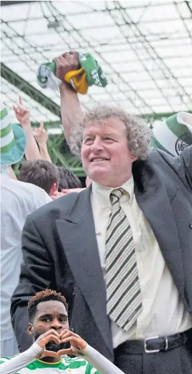  ??  ?? Wim Jansen and Murdo Macleod celebrate with the Premier Division trophy after halting Rangers 10-in-a-row dreams in 1998