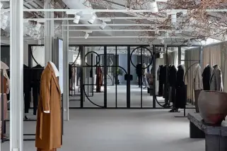  ??  ?? Erico Navazo (arriba) ha transforma­do el showroom privado de Massimo Dutti con tonos grises y piezas de diseño propio. Debajo, biombo de bloques de cemento y consola de madera quemada, ambos del interioris­ta.