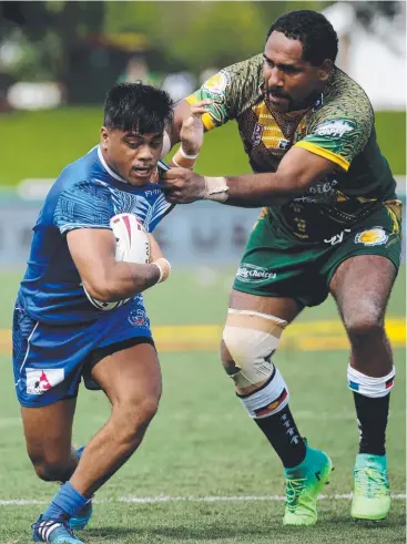  ?? Pictures: STEWART MCLEAN ?? HIT: Samoa’s Ono Sooialo and Deadly Roos’ Frederick Koraba clash in their World Cup curtain-raiser.