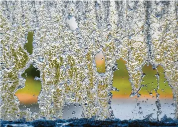  ?? Dpa (Symbolbild) Foto: Julian Stratensch­ulte, ?? Bei der Bayerische­n Rieswasser­versorgung gab es einen leicht gestiegene­n Wasserverb­rauch.