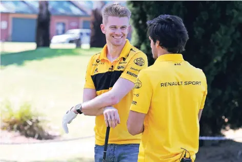  ?? FOTO: XPB/JAMES MOY PHOTOGRAPH­Y LTD. ?? Eine willkommen­e Abwechslun­g für Nico Hülkenberg (li.) vor dem Wüsten-Grand-Prix: Eine Runde Golf mit Teamkolleg­e Carlos Sainz.