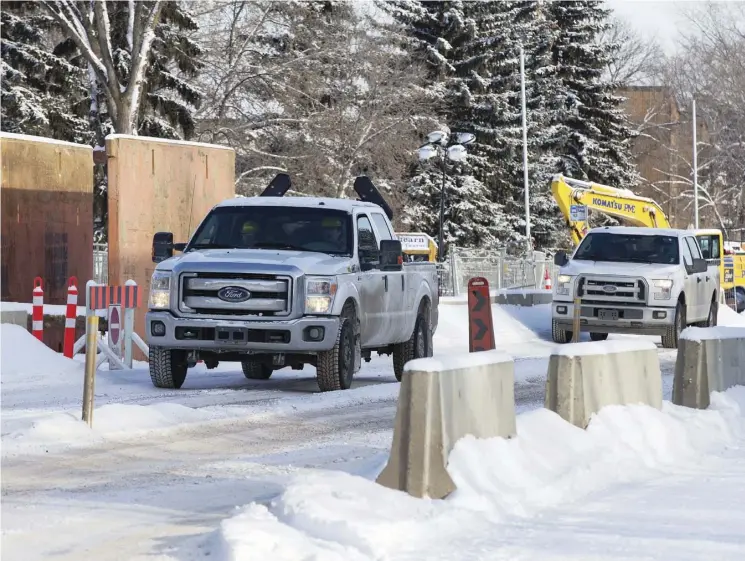  ?? DaviD Bloom ?? LRT constructi­on continues along 95 Avenue near 91 Street. Mayor Don Iveson says the contract with TransEd is structured to incentiviz­e the company to make up for lost time.