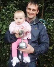  ??  ?? John Lynch with his daughter Isabelle Lynch who won the Bonnie Baby competitio­n at the Beltra Show.