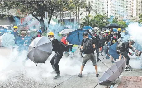  ??  ?? Los paraguas vuelven a ser el símbolo en las protestas en Hong Kong, como en 2014. En este enclave chino, excolonia británica, regía una democracia liberal, que la dictadura comunista china busca eliminar implantand­o su régimen. (EFE)