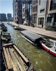  ??  ?? Grote foto: modern wonen aan het water in het Oostelijk Havengebie­d. Bovenaan: de nieuwe grachten van Java-eiland, onderaan: recyclager­estaurant Hannekes Boom.