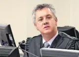  ?? SYLVIO SIRANGELO/TRF4-30/5/2018 ?? Revisão. João Pedro Gebran Neto (à esq.),