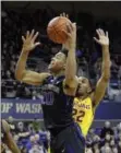  ?? ELAINE THOMPSON — THE ASSOCIATED PRESS FILE ?? Washington’s Markelle Fultz (20) drives to the basket ahead of Southern California’s De’Anthony Melton during the first half of an NCAA college basketball game.