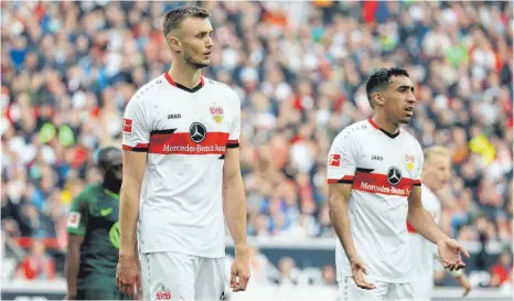  ?? FOTO: ROBIN RUDEL/IMAGO ?? Vor allem im Angriff fehlt es dem VfB Stuttgart um Sasa Kalajdzic (links) aktuell an Selbstvert­rauen.
