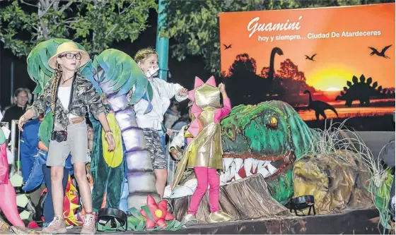  ?? FOTOS: ARCHIVO LA NUEVA. ?? LA CREATIVIDA­D y el compromiso de las institucio­nes locales permiten dar vida a los carnavales, que se cuentan entre los mejores de la provincia.