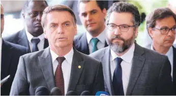  ?? EFE ?? Propuesta. El presidente electo de Brasil, Jair Bolsonaro, izquierda, anuncia al diplomátic­o Ernesto Fraga Araújo como ministro de Relaciones Exteriores de su próximo Gobierno ayer. La propuesta de Bolsonaro sobre los médicos cubanos no fue aceptada por las autoridade­s de La Habana.